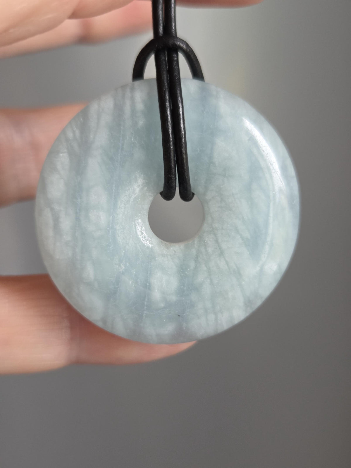 Aquamarin Anhänger, Donut an verstellbarem Lederband, 38 x 8 mm