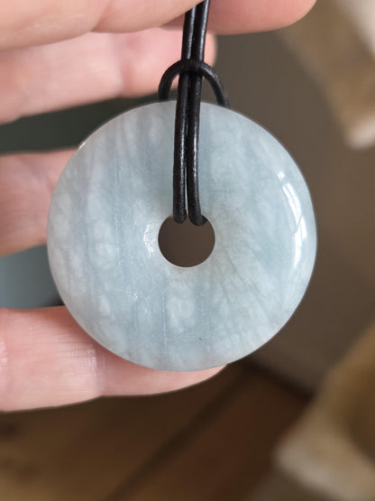 Aquamarin Anhänger, Donut an verstellbarem Lederband, 38 x 8 mm