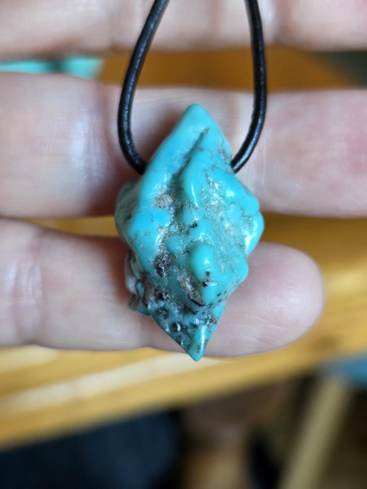 Arizona Türkis großer Nugget Anhänger, 30 x 19 x 15 mm, gebohrt, an verstellbarem Lederband