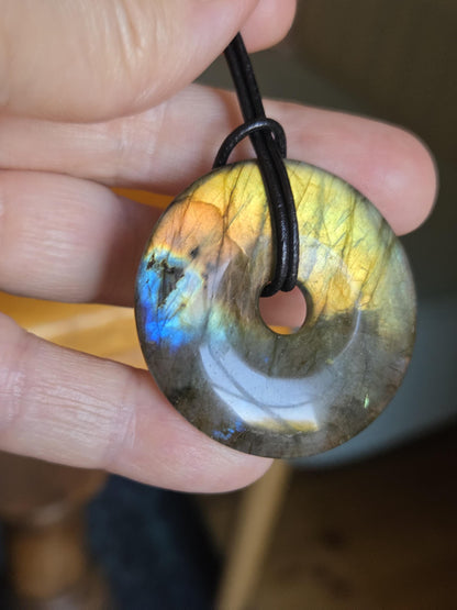 Labradorit Donut groß, grün blau apricot gold Anhänger, 40 x 7 mm, gebohrt, an verstellbarem Lederband