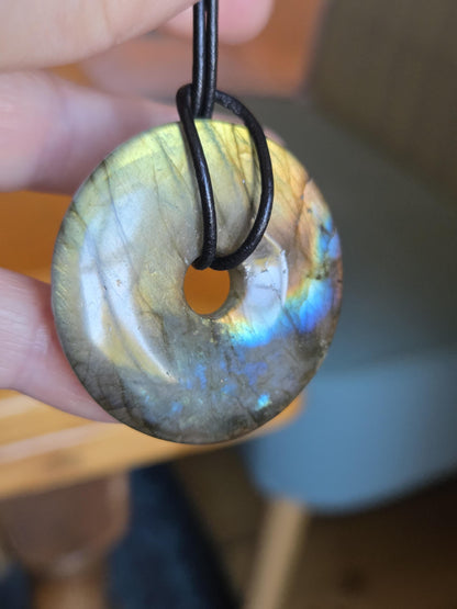Labradorit Donut groß, grün blau apricot gold Anhänger, 40 x 7 mm, gebohrt, an verstellbarem Lederband
