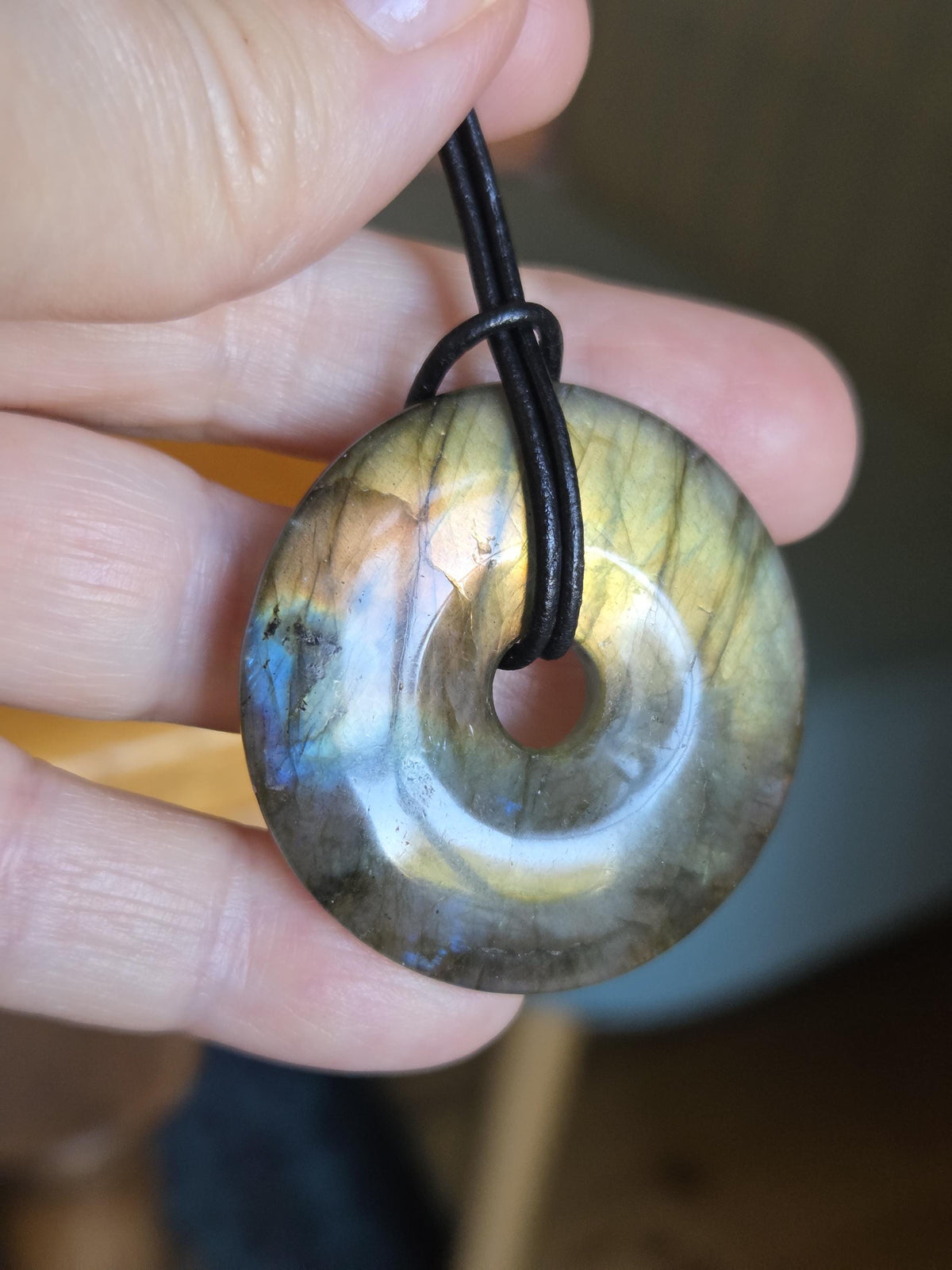 Labradorit Donut groß, grün blau apricot gold Anhänger, 40 x 7 mm, gebohrt, an verstellbarem Lederband