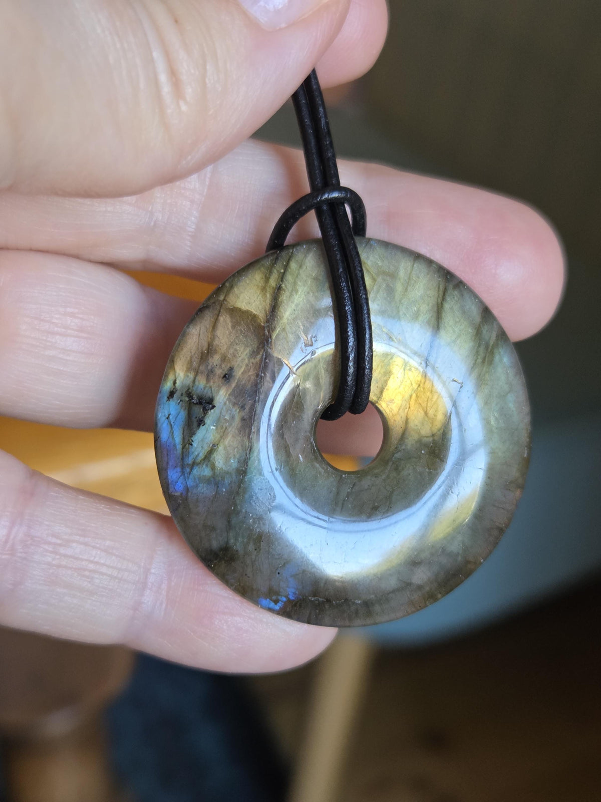 Labradorit Donut groß, grün blau apricot gold Anhänger, 40 x 7 mm, gebohrt, an verstellbarem Lederband