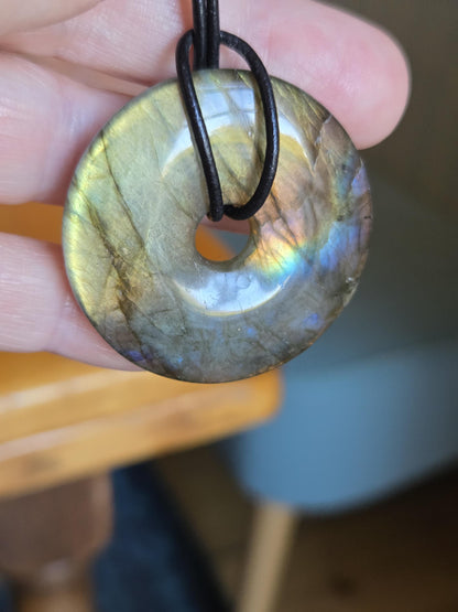 Labradorit Donut groß, grün blau apricot gold Anhänger, 40 x 7 mm, gebohrt, an verstellbarem Lederband