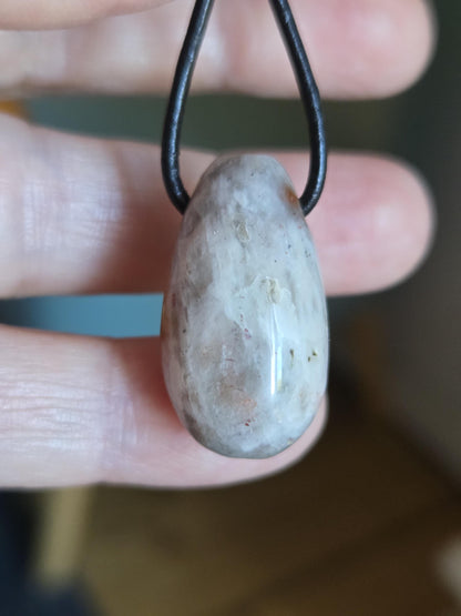 Sonnenstein in Mondstein Anhänger, 27 x 16 x 16 mm, gebohrt, an verstellbarem Lederband