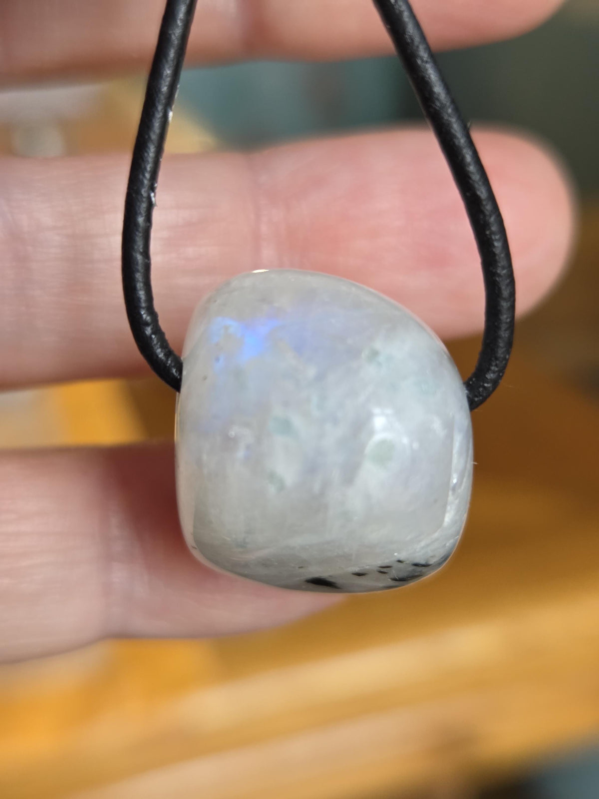 Regenbogen Mondstein , Anhänger mit Anteilen von schwarzem Turmalin und Aquamarin, 26 x 18 x 15 mm, gebohrt am Lederband