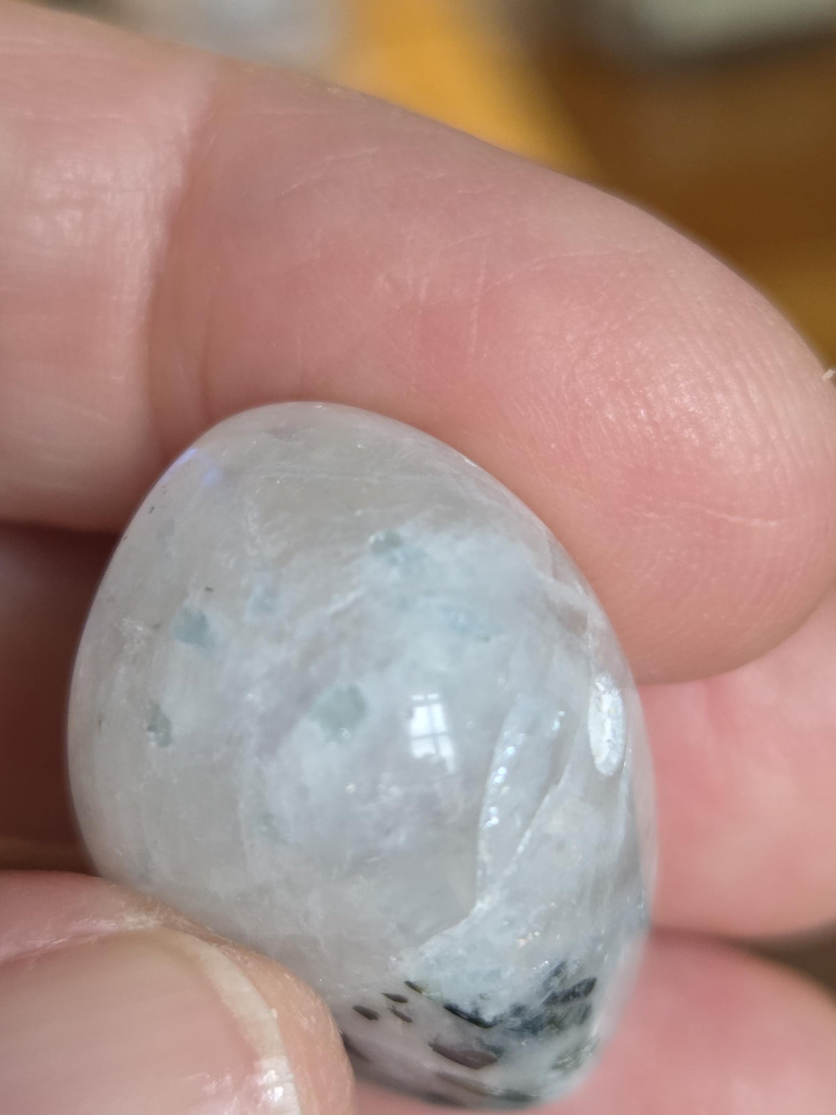 Regenbogen Mondstein , Anhänger mit Anteilen von schwarzem Turmalin und Aquamarin, 26 x 18 x 15 mm, gebohrt am Lederband