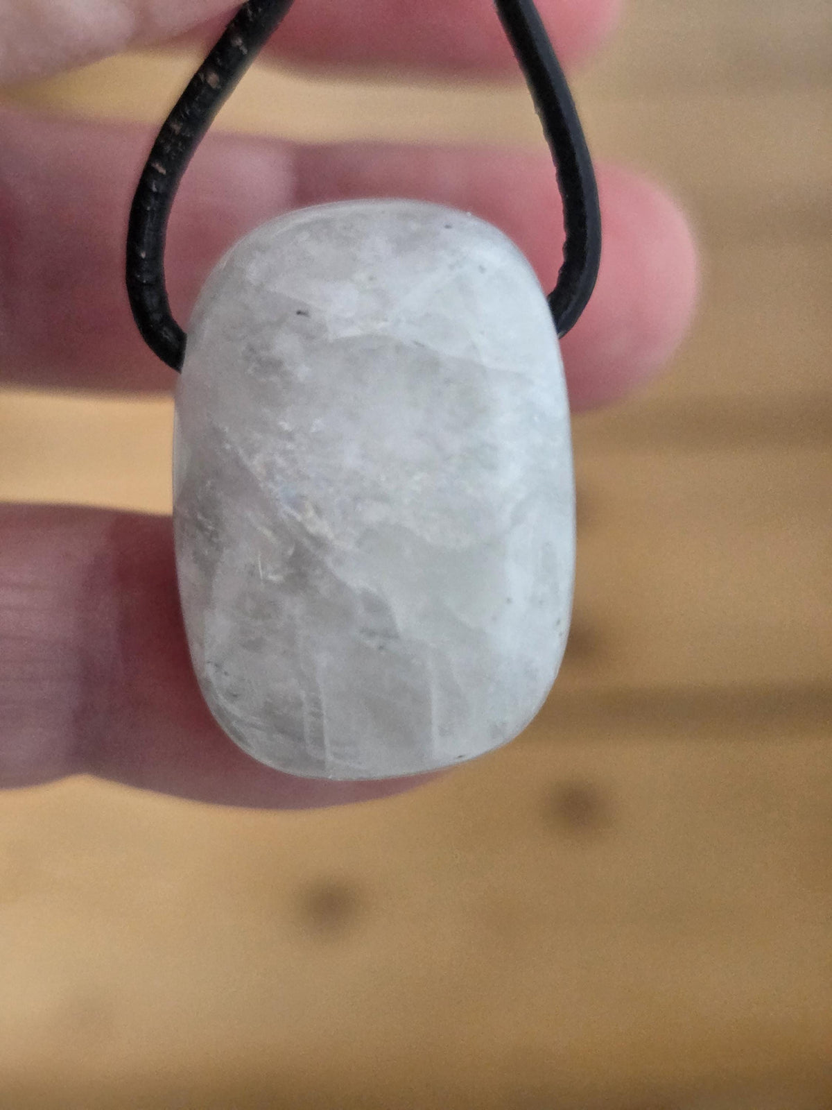 Regenbogen Mondstein , Anhänger mit Anteilen von schwarzem Turmalin und Aquamarin, 26 x 18 x 15 mm, gebohrt am Lederband
