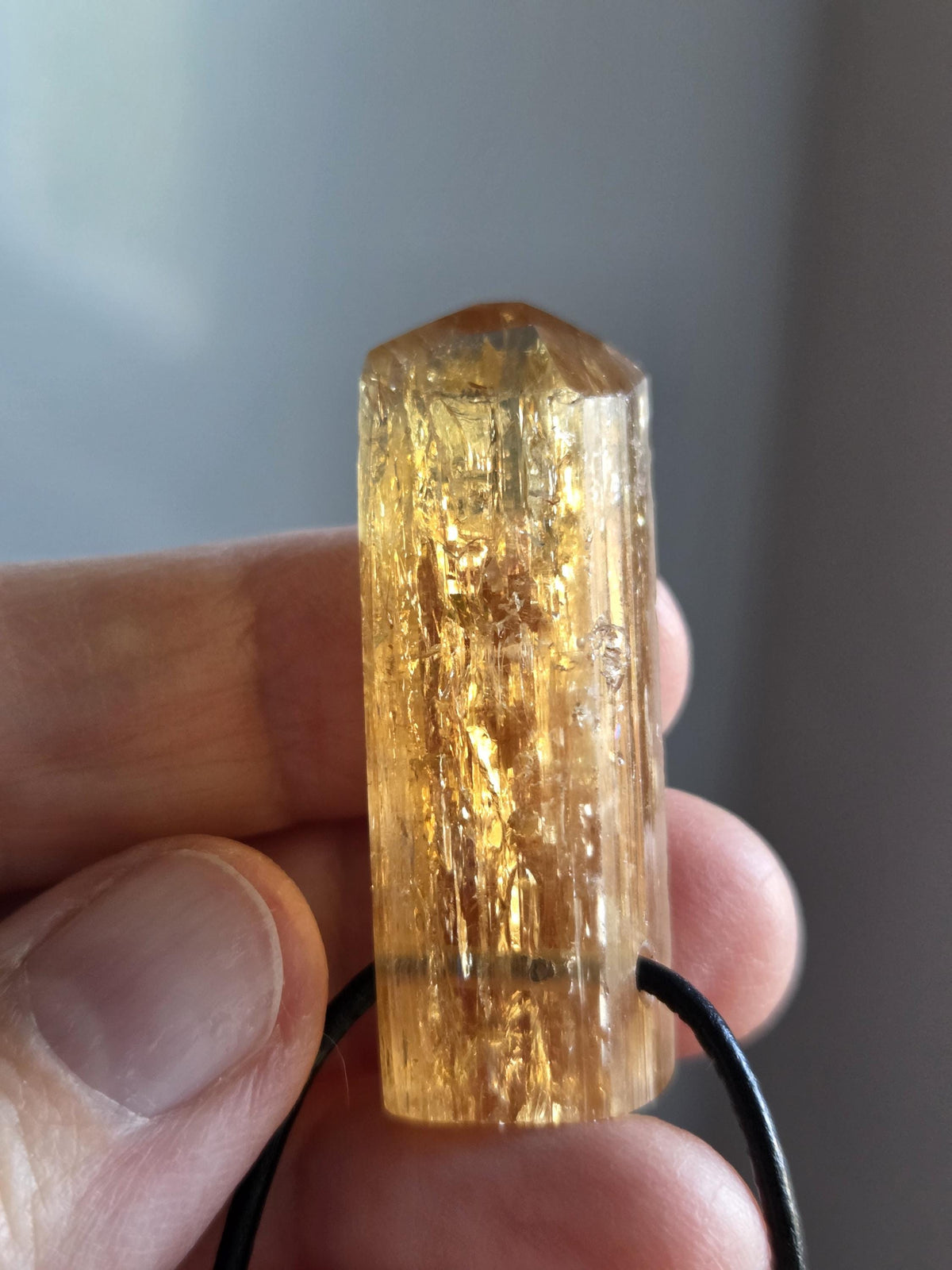 Riesiger Imperial Topas Kaiser Topas Goldtopas , Anhänger, 42 x 14 x 11 mm, gebohrt, an verstellbarem Lederband, 16,25 g., 81,25 ct.
