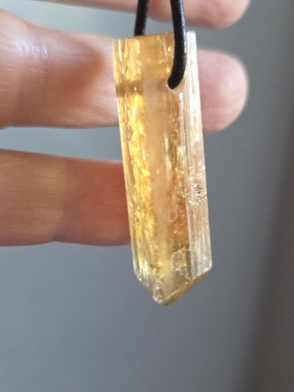 Riesiger Imperial Topas Kaiser Topas Goldtopas , Anhänger, 42 x 14 x 11 mm, gebohrt, an verstellbarem Lederband, 16,25 g., 81,25 ct.