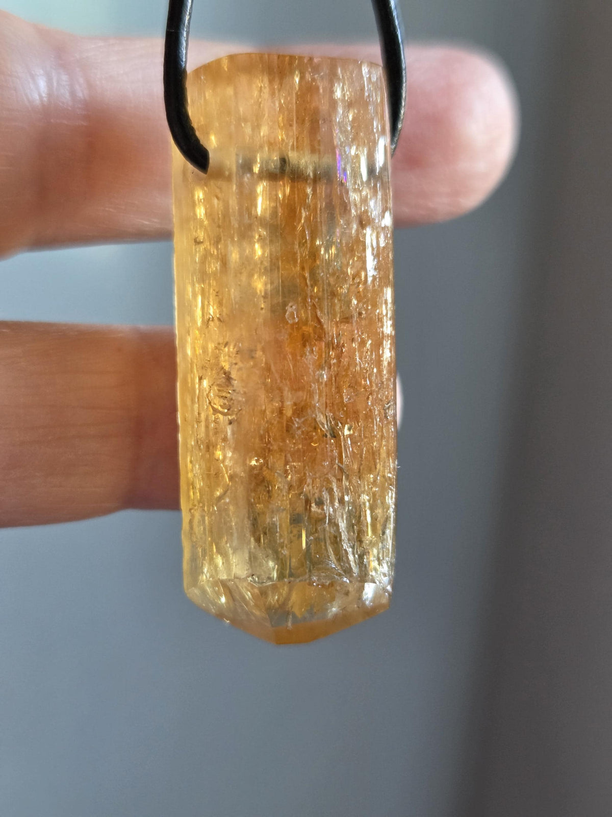 Riesiger Imperial Topas Kaiser Topas Goldtopas , Anhänger, 42 x 14 x 11 mm, gebohrt, an verstellbarem Lederband, 16,25 g., 81,25 ct.