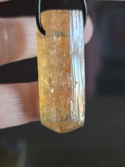 Riesiger Imperial Topas Kaiser Topas Goldtopas , Anhänger, 42 x 14 x 11 mm, gebohrt, an verstellbarem Lederband, 16,25 g., 81,25 ct.