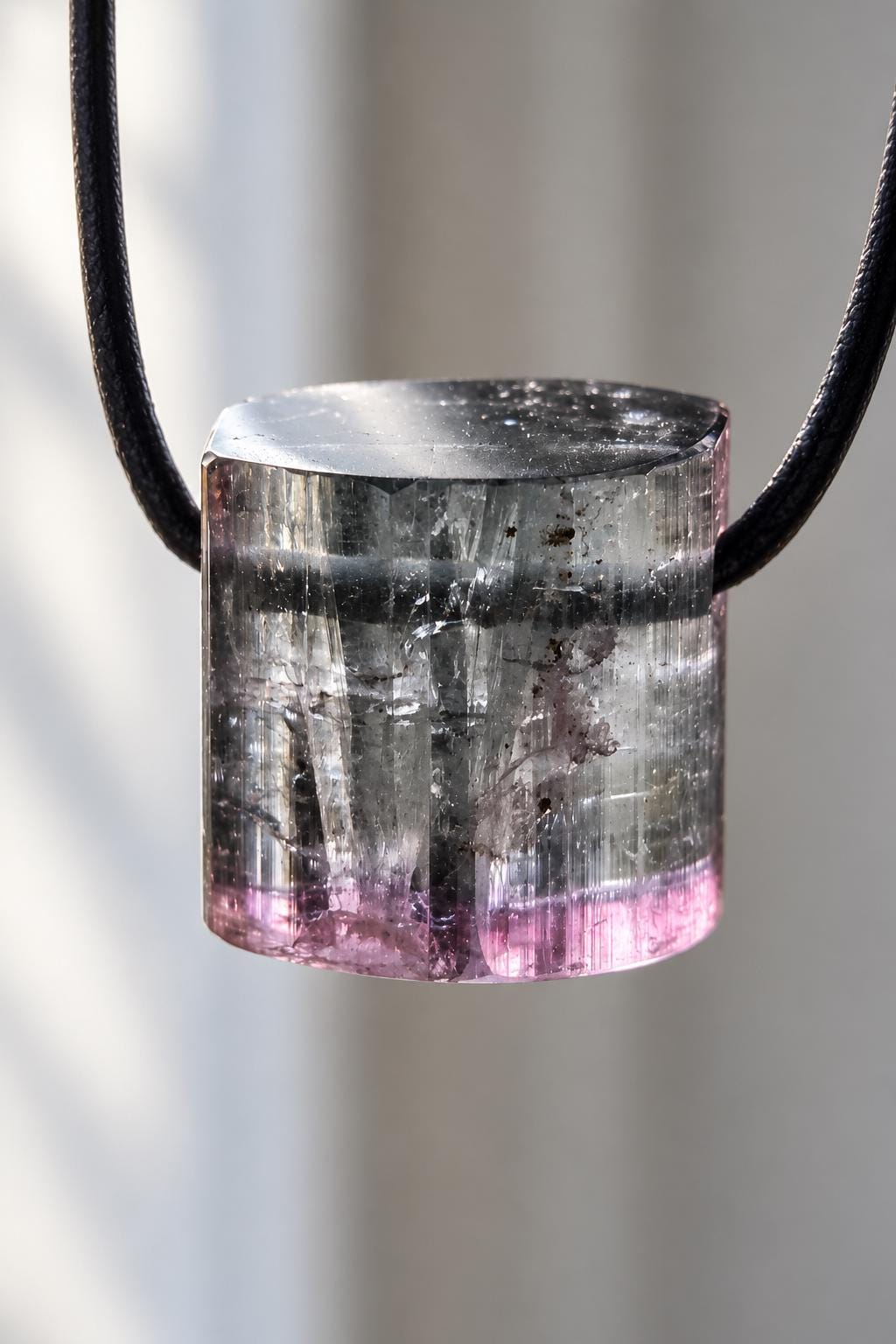 Bicolor Turmalin rosa violett graublau Turmalin, Rubellit Rohstein Stäbchen Anhänger, 16 x 17 x 12 mm, gebohrt, an verstellbarem Lederband