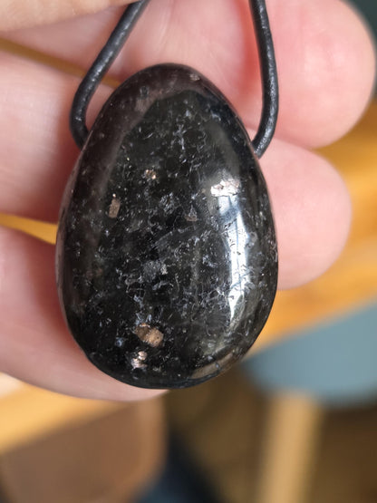 Magischer Nuumit sehr seltener Stein aus Grönland, Anhänger, 30 x 20 x 10 mm, gebohrt, an verstellbarem Lederband