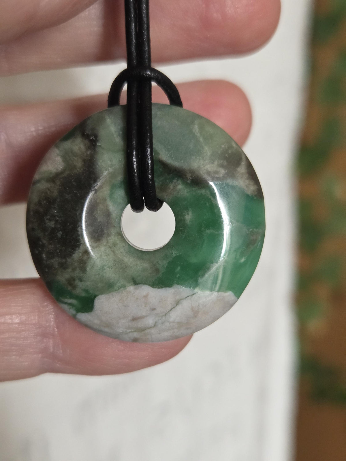 Rarität, seltener Variscit, Variscite, Variszit Donut Anhänger, 33 x 8 mm, an verstellbarem Lederband