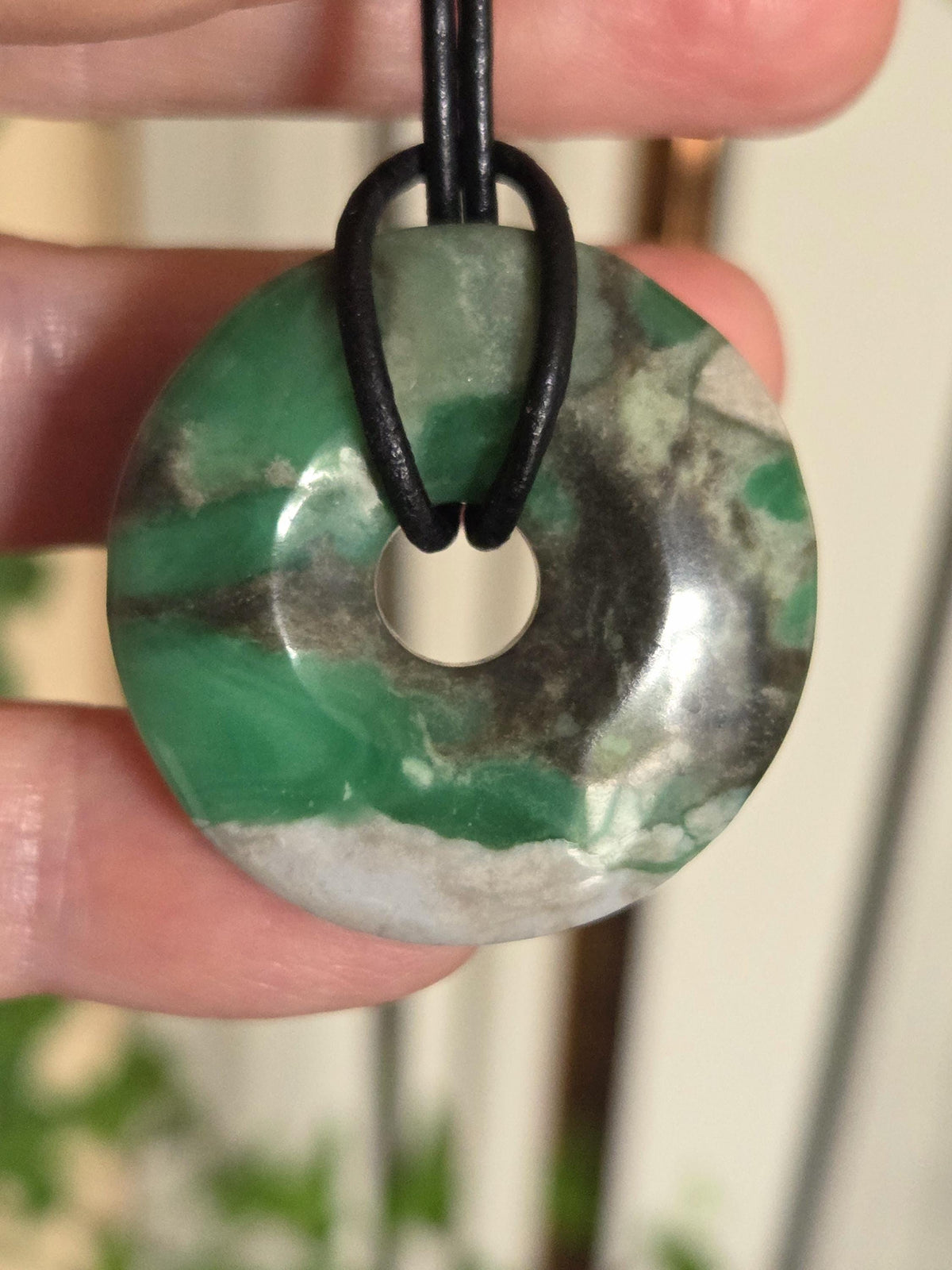 Rarität, seltener Variscit, Variscite, Variszit Donut Anhänger, 33 x 8 mm, an verstellbarem Lederband
