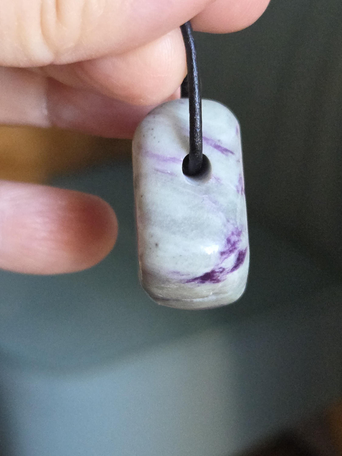Rarität seltener Kämmererit Anhänger Norwegen, 32 x 30 x 16 mm, gebohrt, an verstellbarem Lederband, Kronenchakra Meditation