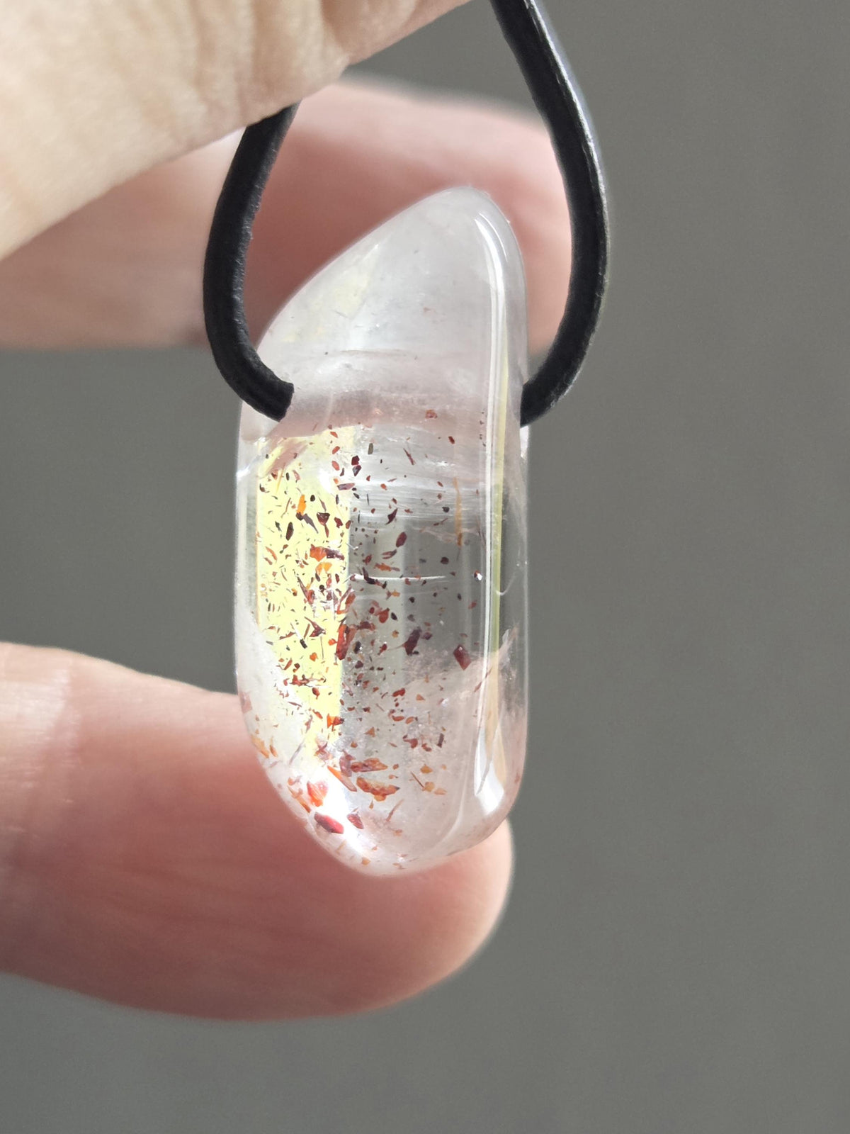 Red Healer, Erdbeer Quarz, Bergkristall mit Hämatit Feuer Quarz Anhänger, 28 x 13 x 13 mm, gebohrt, an verstellbarem Lederband