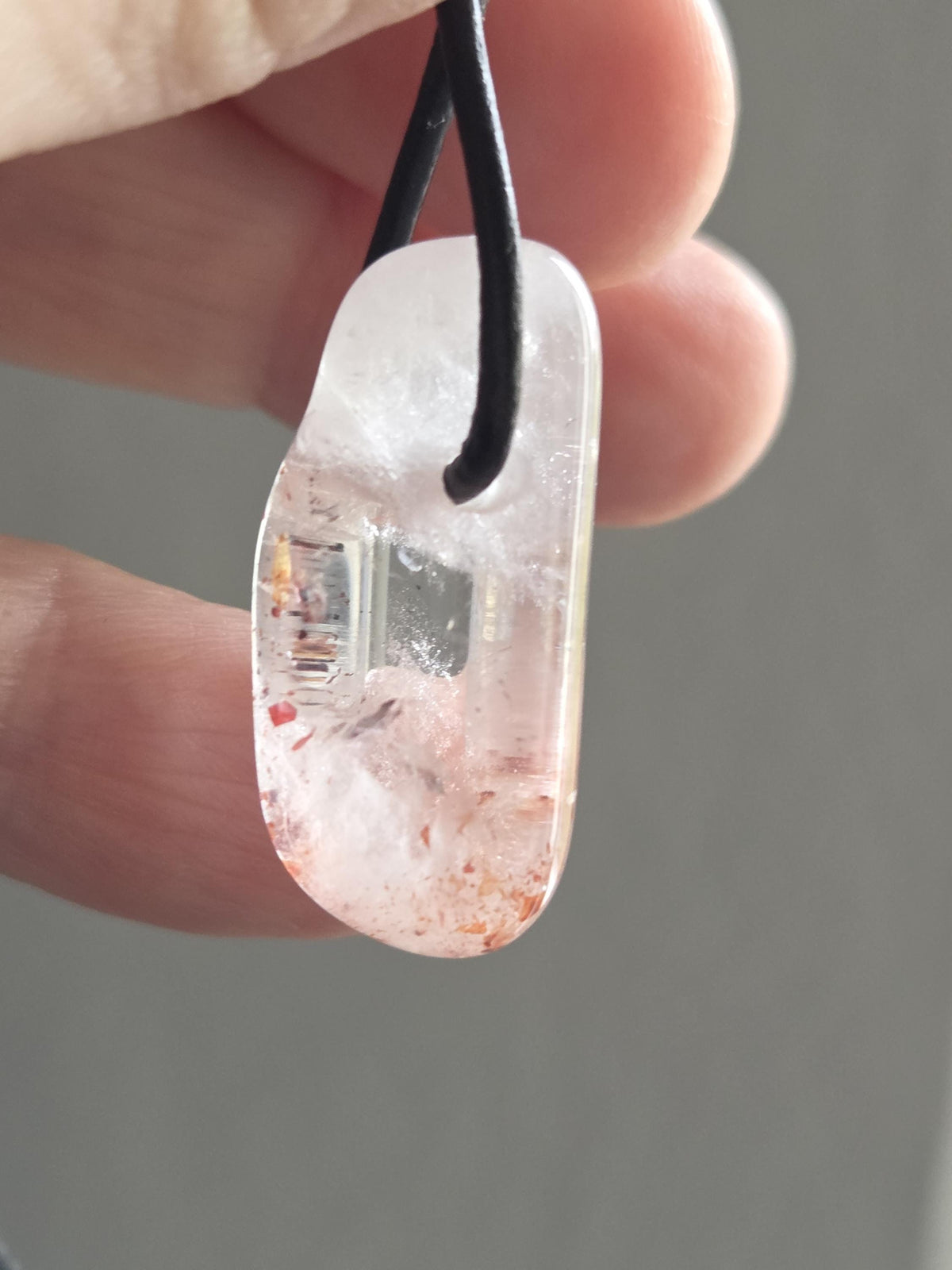 Red Healer, Erdbeer Quarz, Bergkristall mit Hämatit Feuer Quarz Anhänger, 28 x 13 x 13 mm, gebohrt, an verstellbarem Lederband