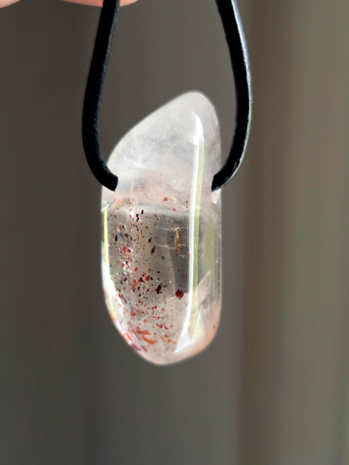 Red Healer, Erdbeer Quarz, Bergkristall mit Hämatit Feuer Quarz Anhänger, 28 x 13 x 13 mm, gebohrt, an verstellbarem Lederband
