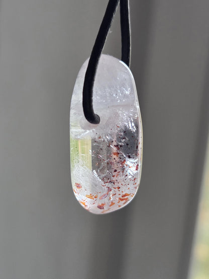 Red Healer, Erdbeer Quarz, Bergkristall mit Hämatit Feuer Quarz Anhänger, 28 x 13 x 13 mm, gebohrt, an verstellbarem Lederband