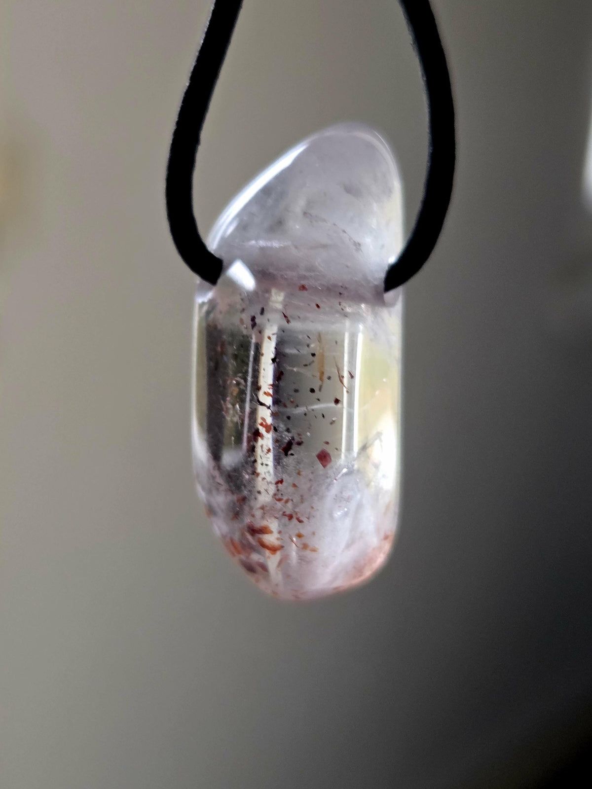 Red Healer, Erdbeer Quarz, Bergkristall mit Hämatit Feuer Quarz Anhänger, 28 x 13 x 13 mm, gebohrt, an verstellbarem Lederband