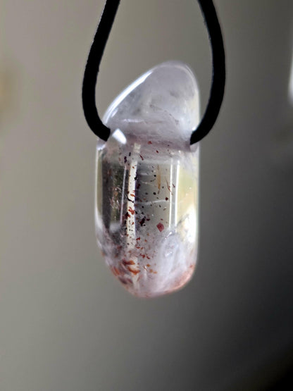 Red Healer, Erdbeer Quarz, Bergkristall mit Hämatit Feuer Quarz Anhänger, 28 x 13 x 13 mm, gebohrt, an verstellbarem Lederband