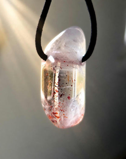Red Healer, Erdbeer Quarz, Bergkristall mit Hämatit Feuer Quarz Anhänger, 28 x 13 x 13 mm, gebohrt, an verstellbarem Lederband
