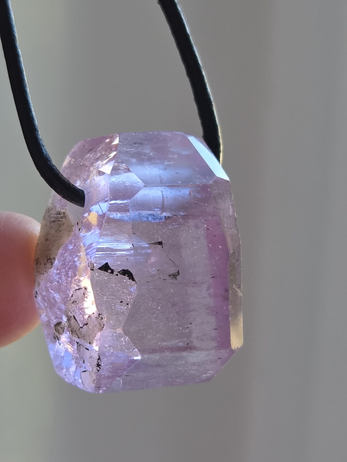 Einzigartiger Patroke-Kunzit pink Kunzit Anhänger, 25 x 18 x 14 mm, gebohrt, an verstellbarem Lederband