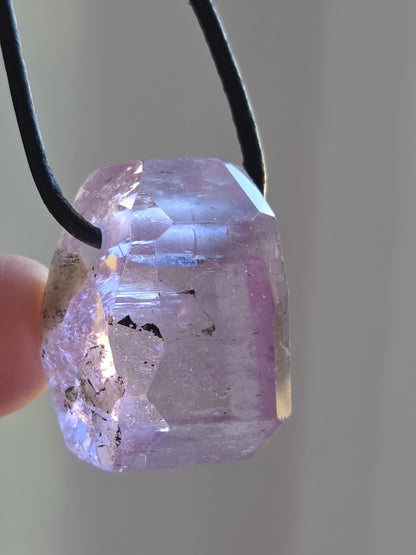 Einzigartiger Patroke-Kunzit pink Kunzit Anhänger, 25 x 18 x 14 mm, gebohrt, an verstellbarem Lederband