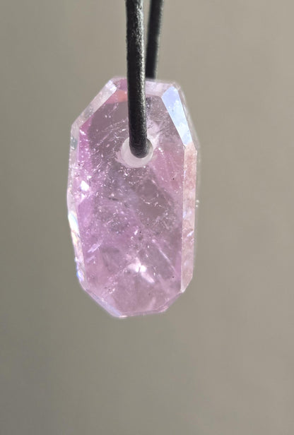 Einzigartiger Patroke-Kunzit pink Kunzit Anhänger, 25 x 18 x 14 mm, gebohrt, an verstellbarem Lederband