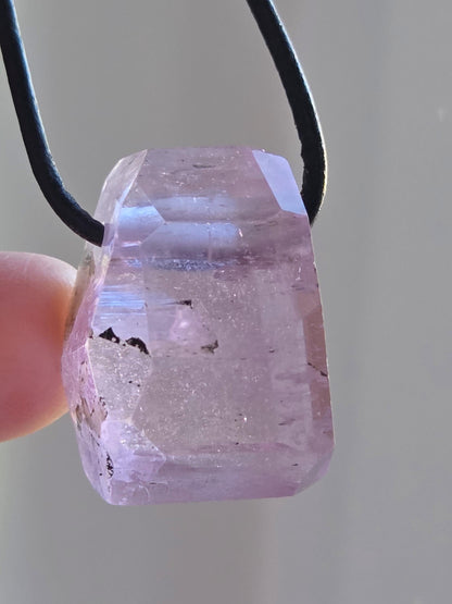 Einzigartiger Patroke-Kunzit pink Kunzit Anhänger, 25 x 18 x 14 mm, gebohrt, an verstellbarem Lederband