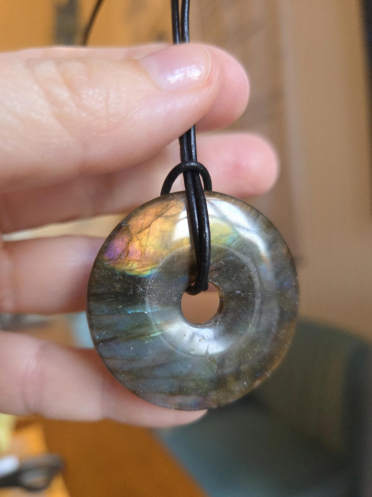 Labradorit Donut groß, grün blau apricot rose gold Anhänger, 40 x 7 mm, gebohrt, an verstellbarem Lederband