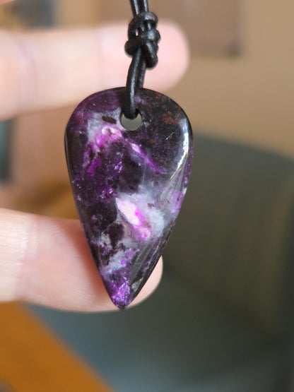 Sugilith Anhänger , 34 x 19 x 5 mm, gebohrt, an verstellbarem Lederband, beidseitig tragbar, Kronenchakra, Schutzstein