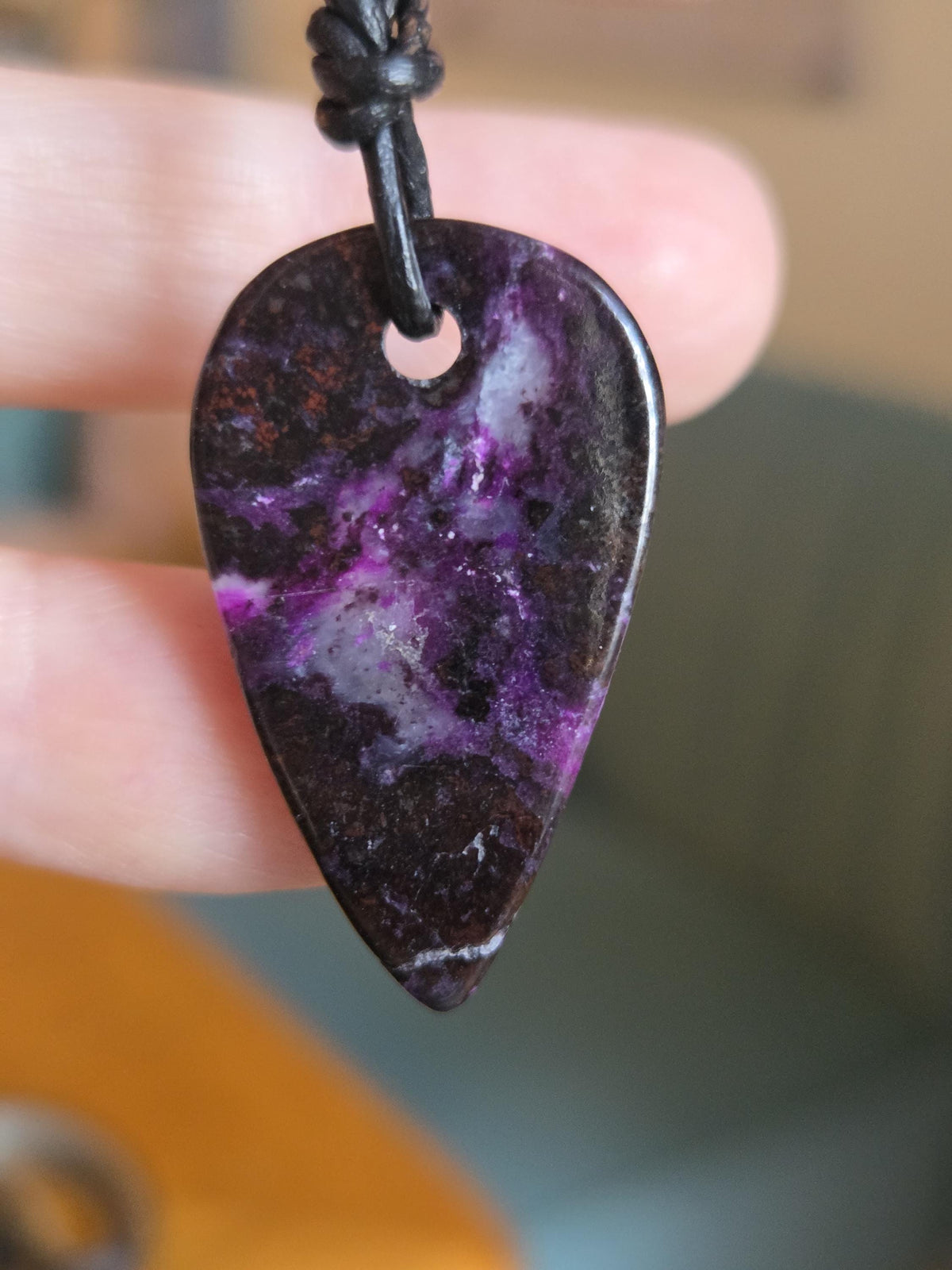 Sugilith Anhänger , 34 x 19 x 5 mm, gebohrt, an verstellbarem Lederband, beidseitig tragbar, Kronenchakra, Schutzstein