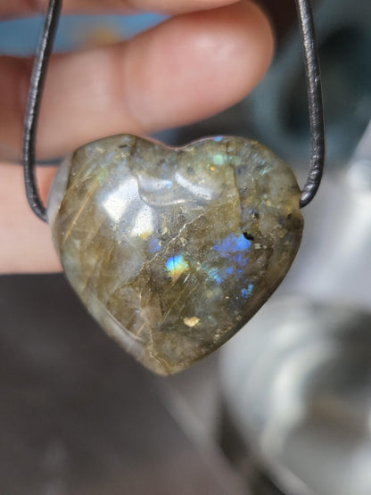 Labradorit Herz Anhänger blau grün gold apricot 33 x 33 x 14 mm, gebohrt an verstellbarem Lederband