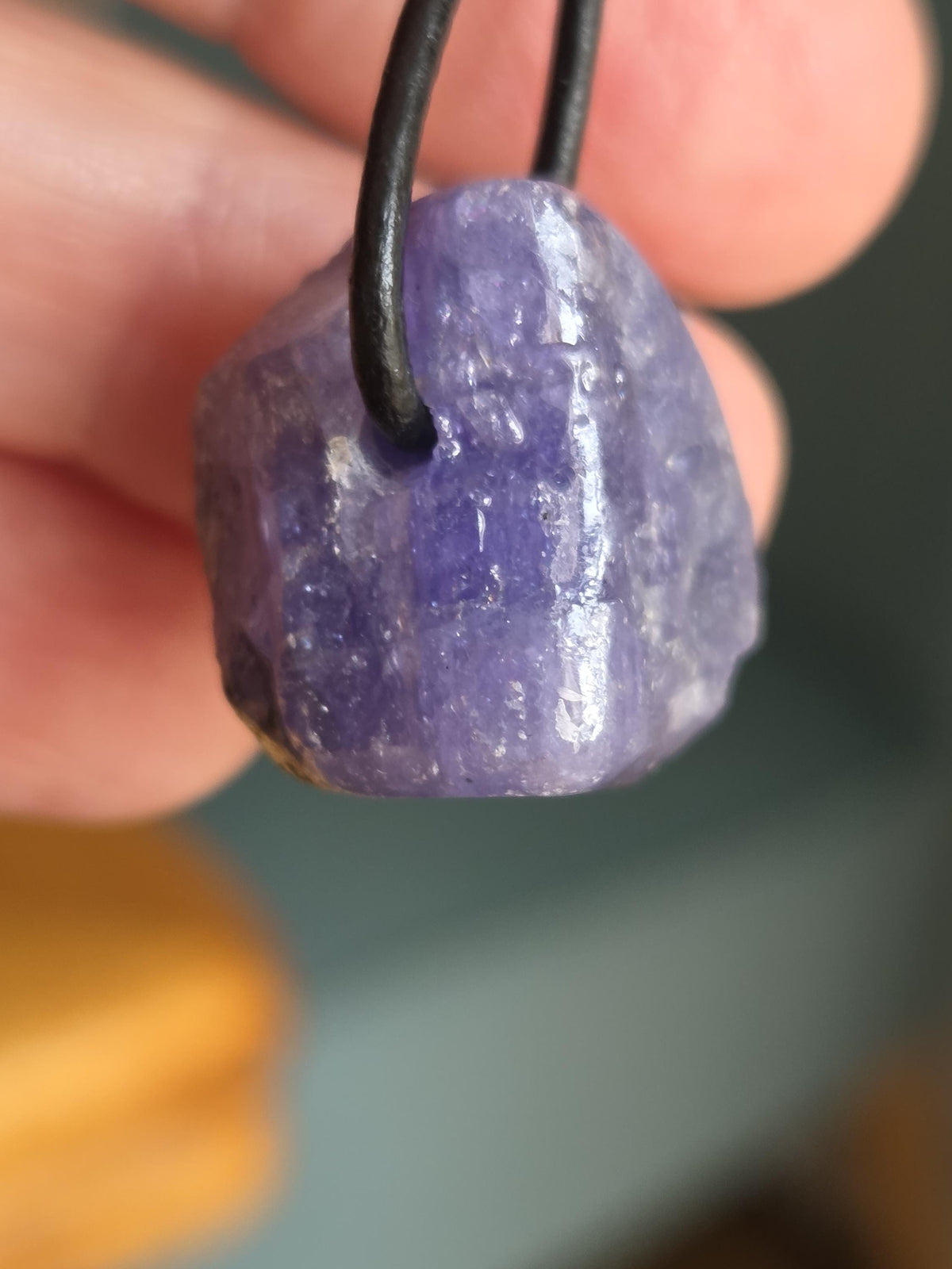 Tansanit Rohstein getrommelt, Tanzanit Kristall Anhänger, 22 x 18 x 17 mm, gebohrt an verstellbarem Lederband