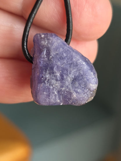 Tansanit Rohstein getrommelt, Tanzanit Kristall Anhänger, 22 x 18 x 17 mm, gebohrt an verstellbarem Lederband