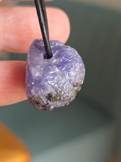 Tansanit Rohstein getrommelt, Tanzanit Kristall Anhänger, 22 x 18 x 17 mm, gebohrt an verstellbarem Lederband