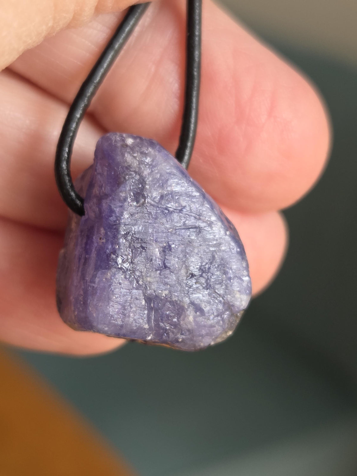 Tansanit Rohstein getrommelt, Tanzanit Kristall Anhänger, 22 x 18 x 17 mm, gebohrt an verstellbarem Lederband