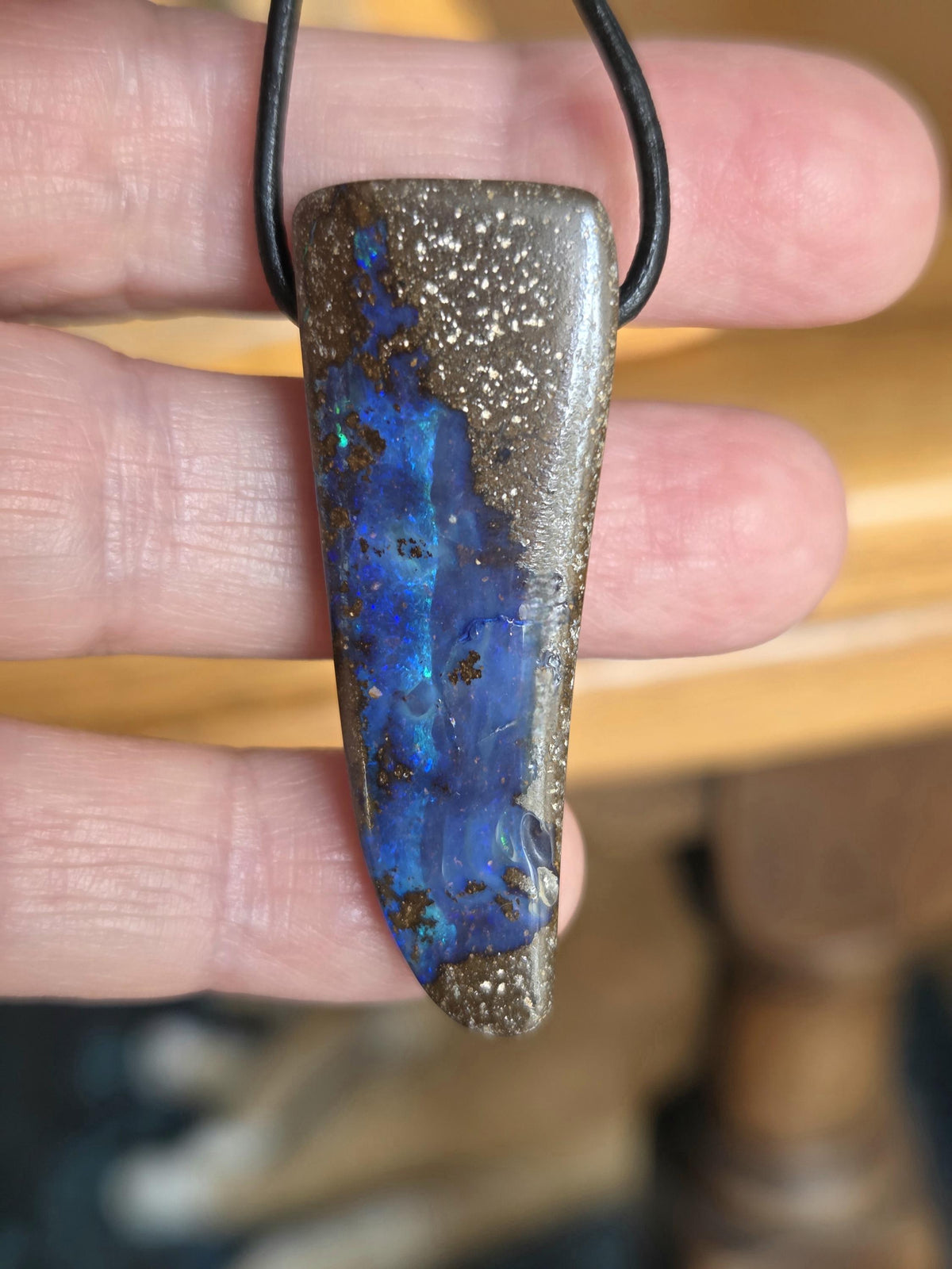 Großer flashfire blauer Boulder Opal, Boulderopal Anhänger, 45 x 16 x 10 mm, Quilpie Queensland Australien, an verstellbarem Lederband