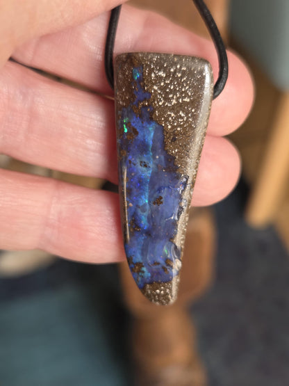 Großer flashfire blauer Boulder Opal, Boulderopal Anhänger, 45 x 16 x 10 mm, Quilpie Queensland Australien, an verstellbarem Lederband