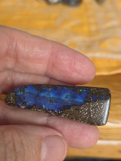 Großer flashfire blauer Boulder Opal, Boulderopal Anhänger, 45 x 16 x 10 mm, Quilpie Queensland Australien, an verstellbarem Lederband
