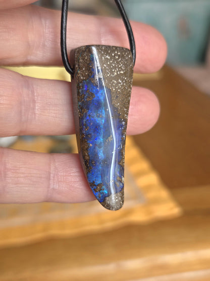 Großer flashfire blauer Boulder Opal, Boulderopal Anhänger, 45 x 16 x 10 mm, Quilpie Queensland Australien, an verstellbarem Lederband