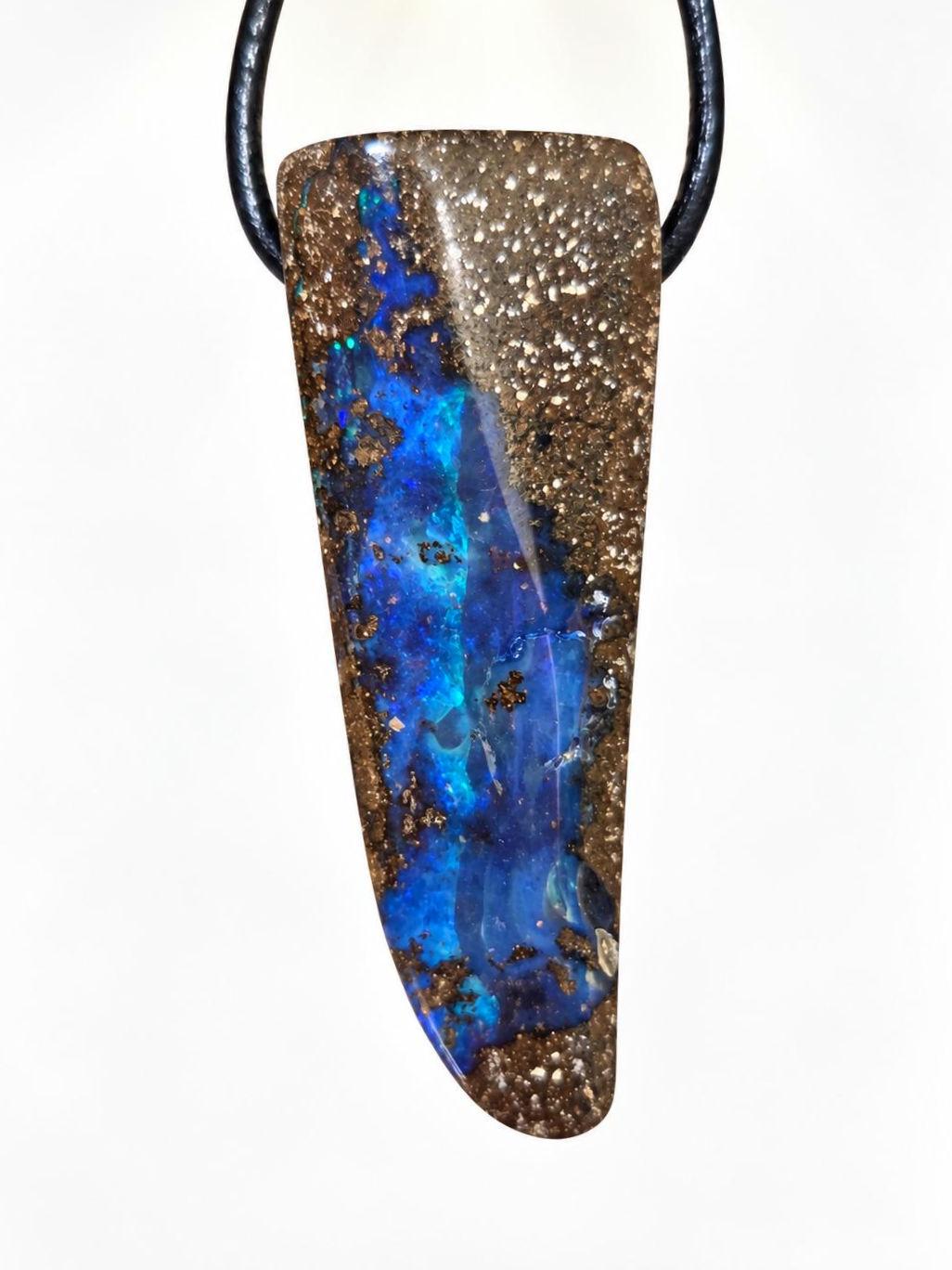 Großer flashfire blauer Boulder Opal, Boulderopal Anhänger, 45 x 16 x 10 mm, Quilpie Queensland Australien, an verstellbarem Lederband