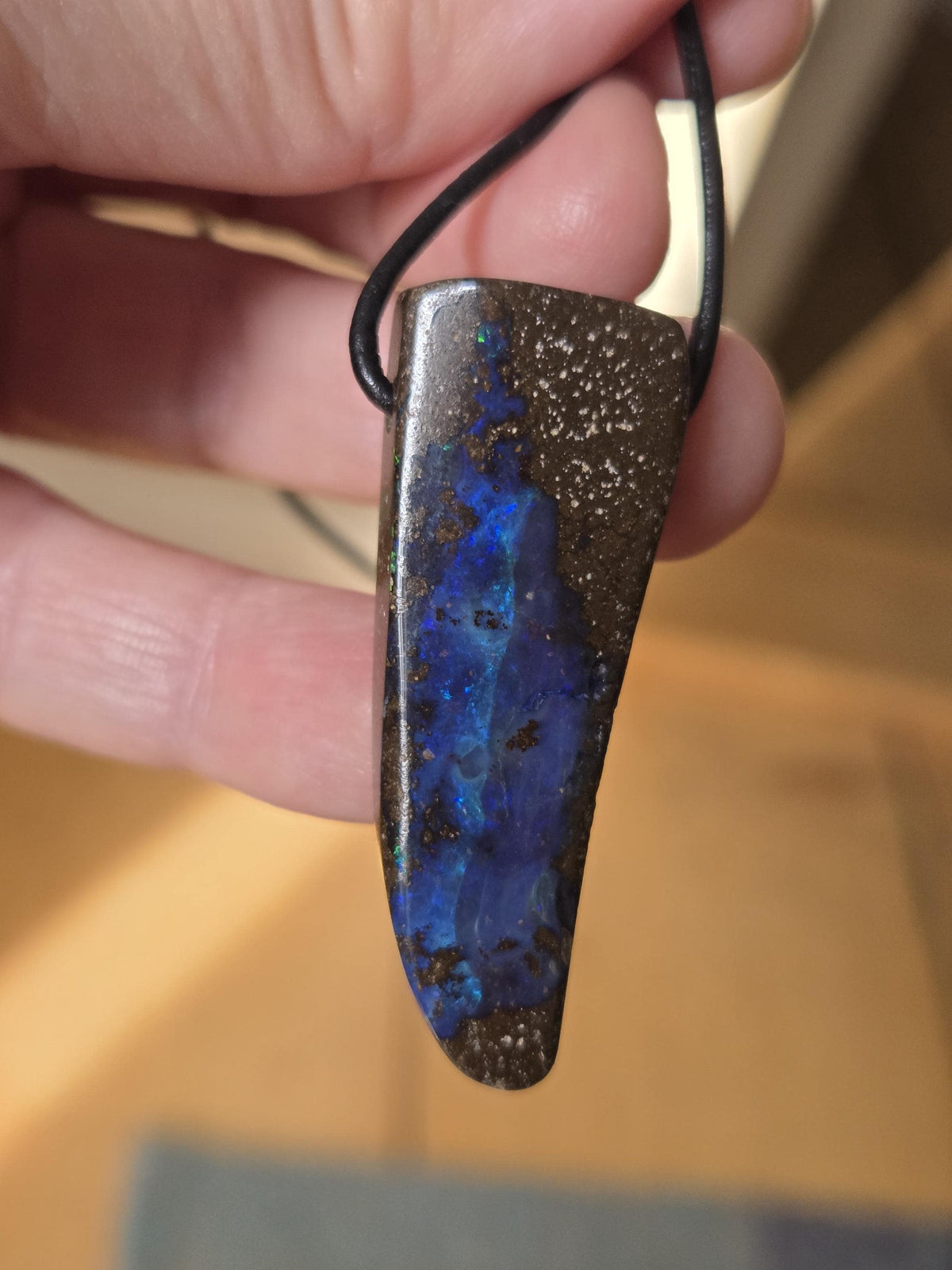 Großer flashfire blauer Boulder Opal, Boulderopal Anhänger, 45 x 16 x 10 mm, Quilpie Queensland Australien, an verstellbarem Lederband