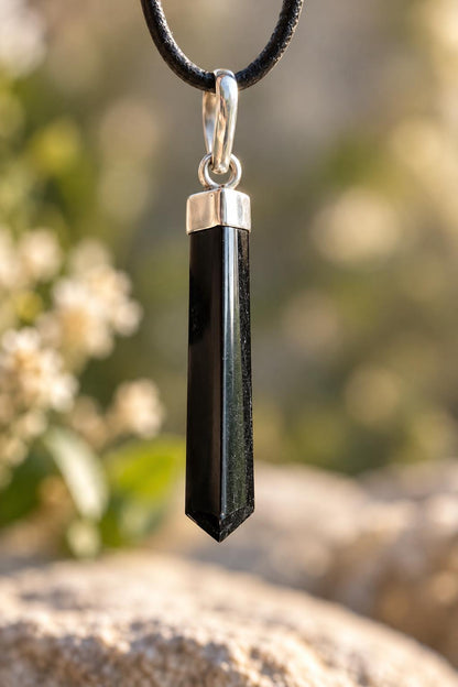 Turmalin schwarz Schörl Stäbchen, an 925er Silber Öse, Anhänger, 42 x 7 x 7 mm, an verstellbarem Lederband