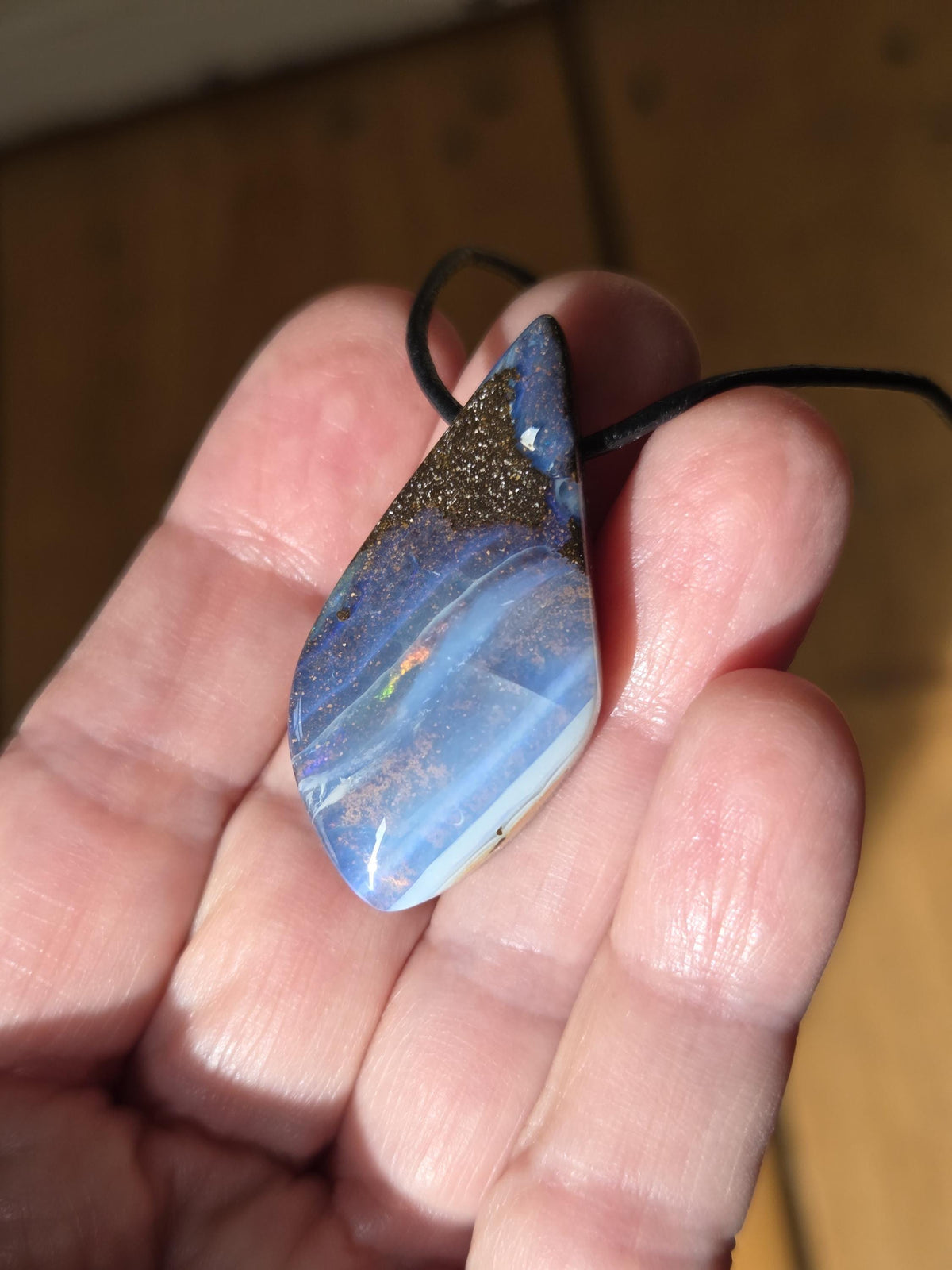 Großer flashfire blauer Boulder Opal, Boulderopal Anhänger, 42 x 21 x 11 mm, Quilpie Queensland Australien, an verstellbarem Lederband