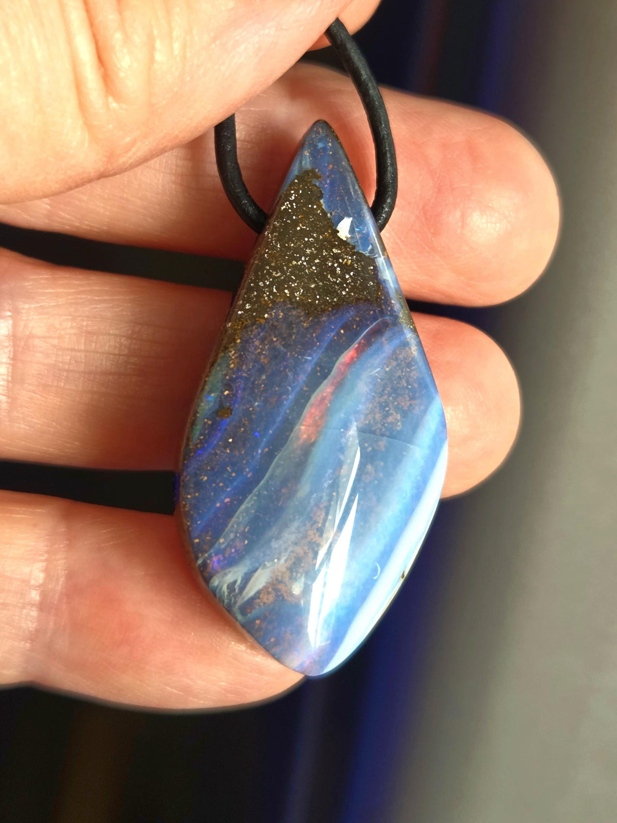 Großer flashfire blauer Boulder Opal, Boulderopal Anhänger, 42 x 21 x 11 mm, Quilpie Queensland Australien, an verstellbarem Lederband