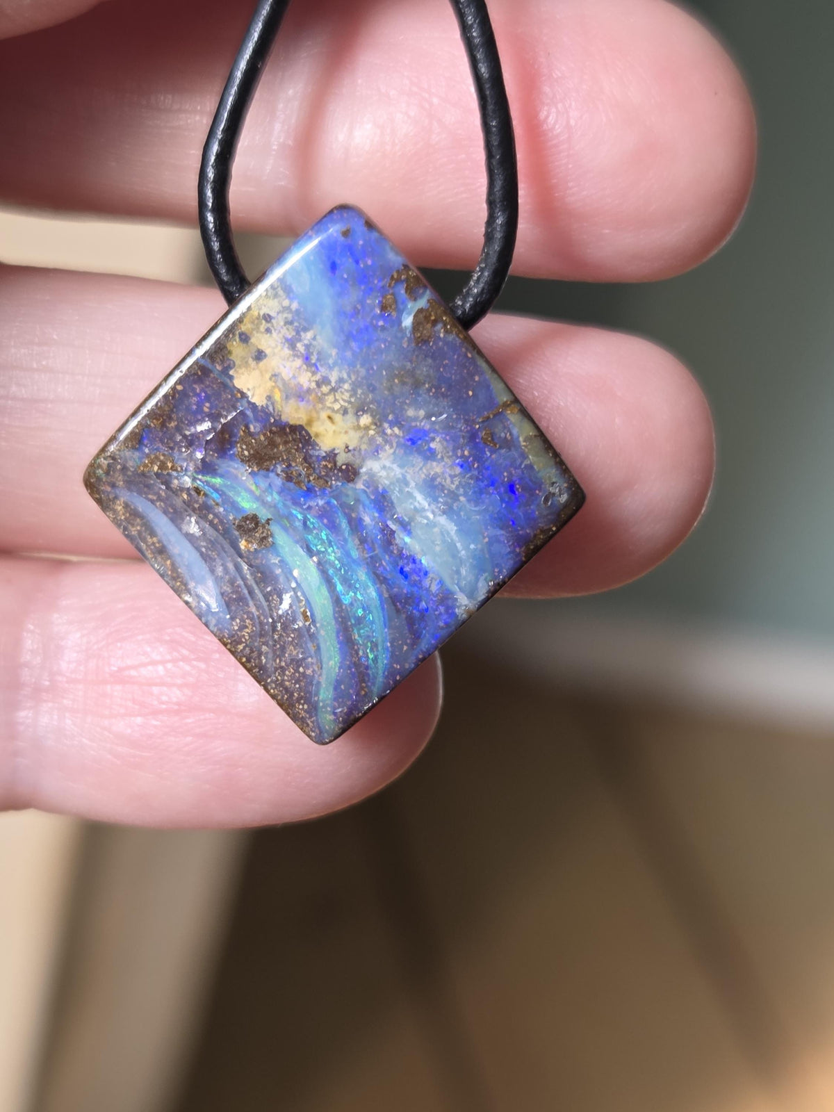 Kleiner flashfire blauer Boulder Opal, Boulderopal Anhänger, 28 x 25 x 6 mm, Quilpie Queensland Australien, an verstellbarem Lederband